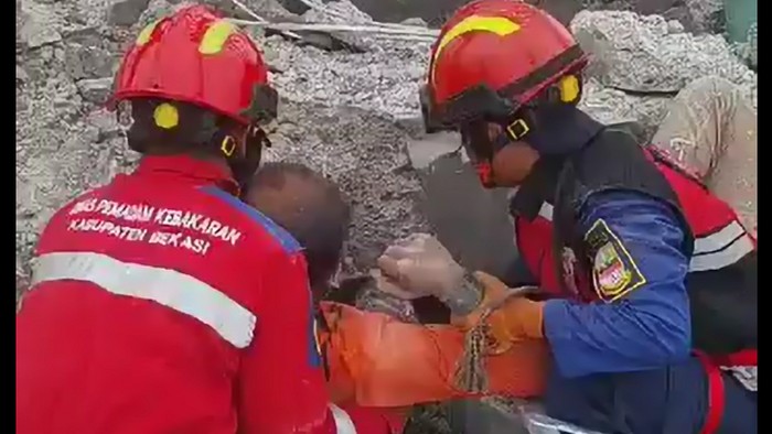 Robohnya coran penyangga tower Tambun Utara, Kabupaten Bekasi, sampai menimbulkan korban jiwa satu orang pekerja.