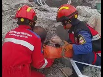 Video: Sulitnya Evakuasi Korban Tewas Robohnya Coran Tower yang Ambruk di Bekasi