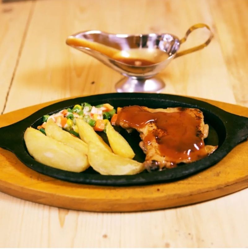 Rocky Gerung Sebut Steak di Depok Ini Murah Tapi Rasanya Mewah!