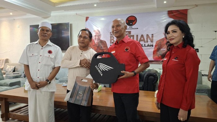 Said Abdullah menyerahkan bantuan sepeda motor dan uang tunai kepada M.Nordin