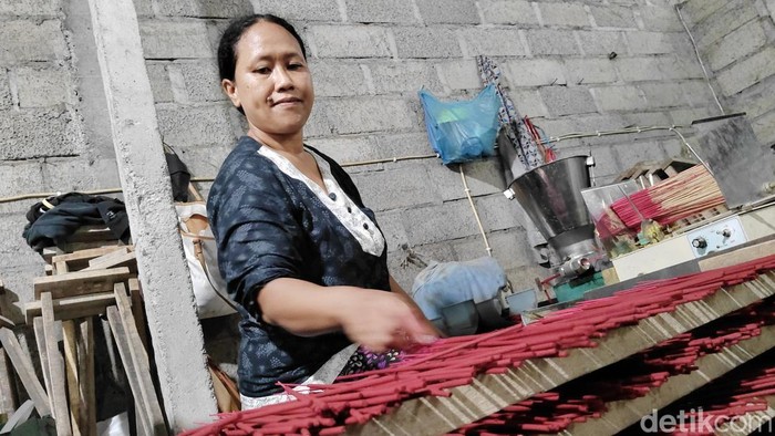 Salah satu pekerja produsen dupa di Desa Baha, Kecamatan Mengwi, Badung, saat proses cetak sebelum masuk ke proses pemanasan.