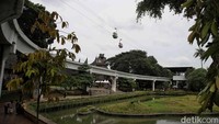 Selain itu ada kereta gantung yang menjadi wahana favorit yang bisa dijajal pengunjung untuk menikmati keindahan TMII dari atas.