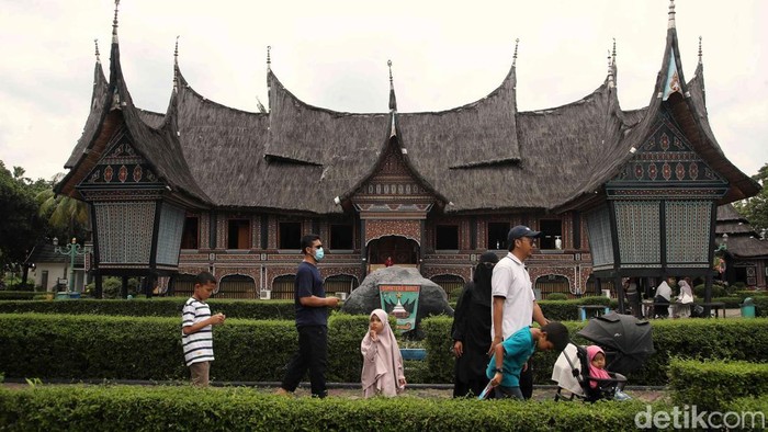 Warga menikmati suasana Taman Mini Indonesia Indah, Jakarta Timur, Selas (28/1/2024).