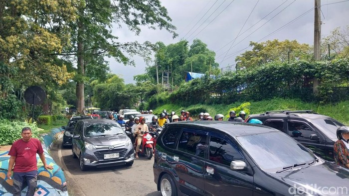 Situasi arus lalin menuju pintu masuk Jatim Park 2 Kota Batu