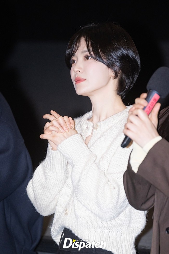“Wow unnie, kenapa kamu tidak menuaㅋㅋㅋ Aku yakin Song Hye Kyo akan tetap terlihat cantik meskipun dia mencukur rambutnya,” “Ada apa dengan rambutnya? Unnie kamu sangat cantik dan freshㅠㅠㅠ” komentar netizen di forum komunitas Korea. Foto: dok. Instagram @kyo1122