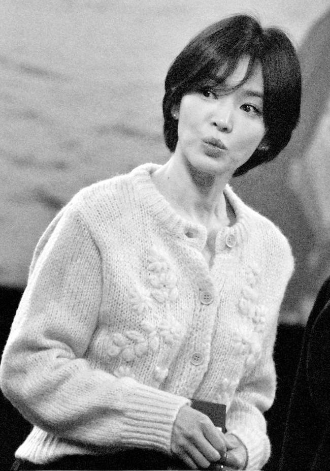 Potongan rambut pendek membuat penampilan Song Hye Kyo semakin fresh. Saking cantiknya, Song Hye Kyo dinilai akan tetap menawan jika harus memangkas rambutnya cepak atau botak sekali pun. Foto: dok. Instagram @kyo1122