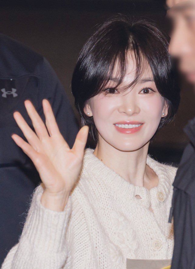 Pesona Song Hye Kyo selama sesi photocall film Dark Nuns