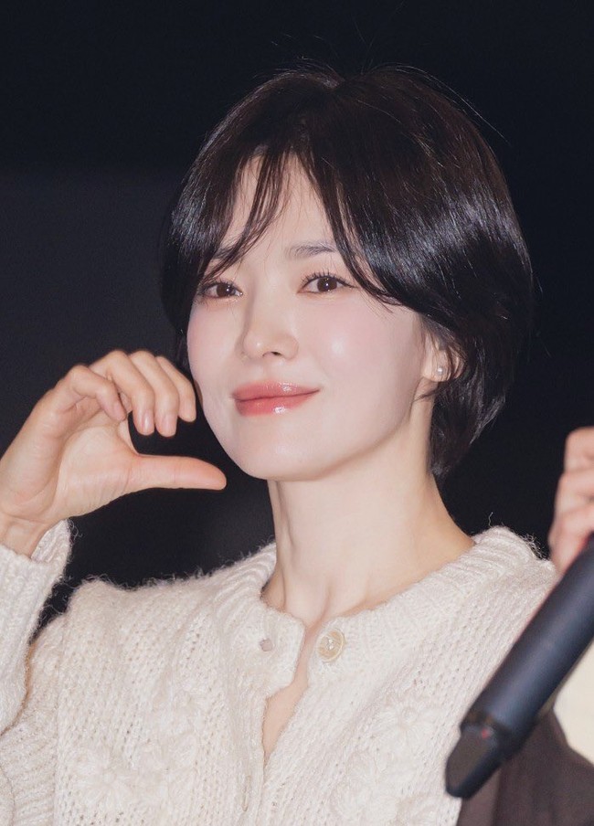 Meskipun tampil dengan gaya kasual dan sederhana, Song Hye Kyo selalu memancarkan aura positif dan elegan. Foto: dok. Instagram @kyo1122