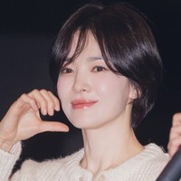 Meskipun tampil dengan gaya kasual dan sederhana, Song Hye Kyo selalu memancarkan aura positif dan elegan. Foto: dok. Instagram @kyo1122