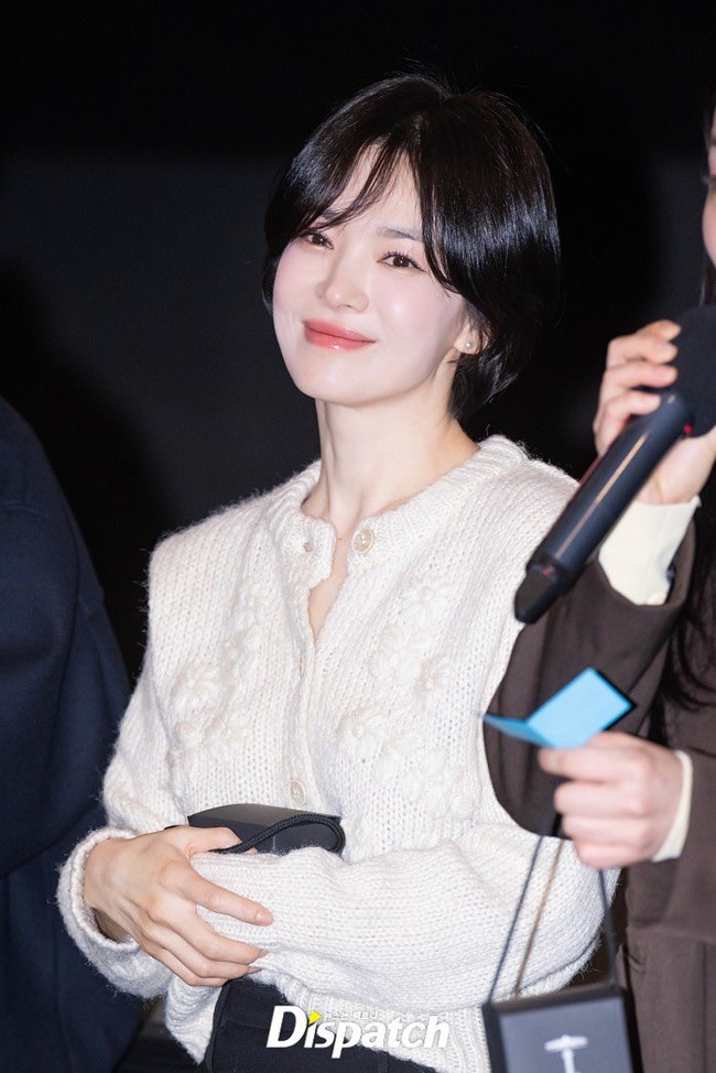 Saat menghadiri sesi photocall, Minggu (26/1/2025), Song Hye Kyo tampil mengenakan cardigan rajut berwarna putih dan rok panjang berwarna hitam. Netizen tidak henti memuji wajah cantiknya. Foto: dok. Instagram @kyo1122