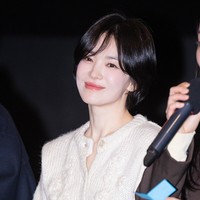 Saat menghadiri sesi photocall, Minggu (26/1/2025), Song Hye Kyo tampil mengenakan cardigan rajut berwarna putih dan rok panjang berwarna hitam. Netizen tidak henti memuji wajah cantiknya. Foto: dok. Instagram @kyo1122