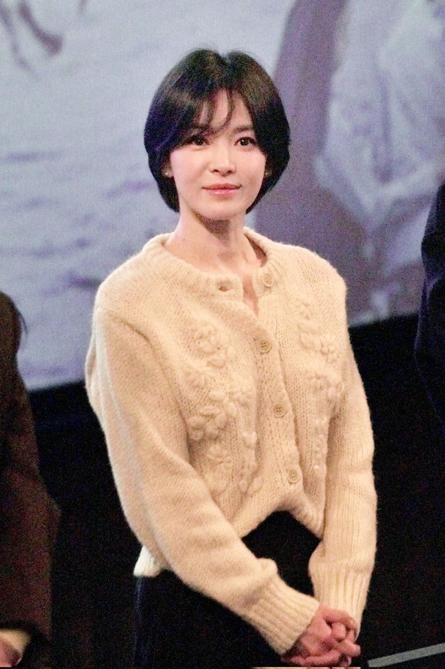 Song Hye Kyo tengah disibukkan dengan jadwal promosi film Dark Nuns. Penampilannya kembali menjadi sorotan karena terlihat begitu memukau. Foto: dok. Instagram @kyo1122