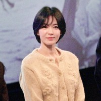 Song Hye Kyo tengah disibukkan dengan jadwal promosi film Dark Nuns. Penampilannya kembali menjadi sorotan karena terlihat begitu memukau. Foto: dok. Instagram @kyo1122
