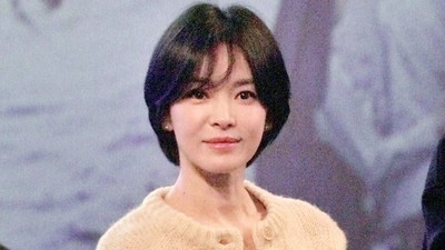 7 Pesona Song Hye Kyo Terlihat Unreal Saat Promosi Film Dark Nuns