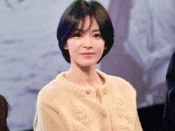 7 Pesona Song Hye Kyo Terlihat Unreal Saat Promosi Film Dark Nuns