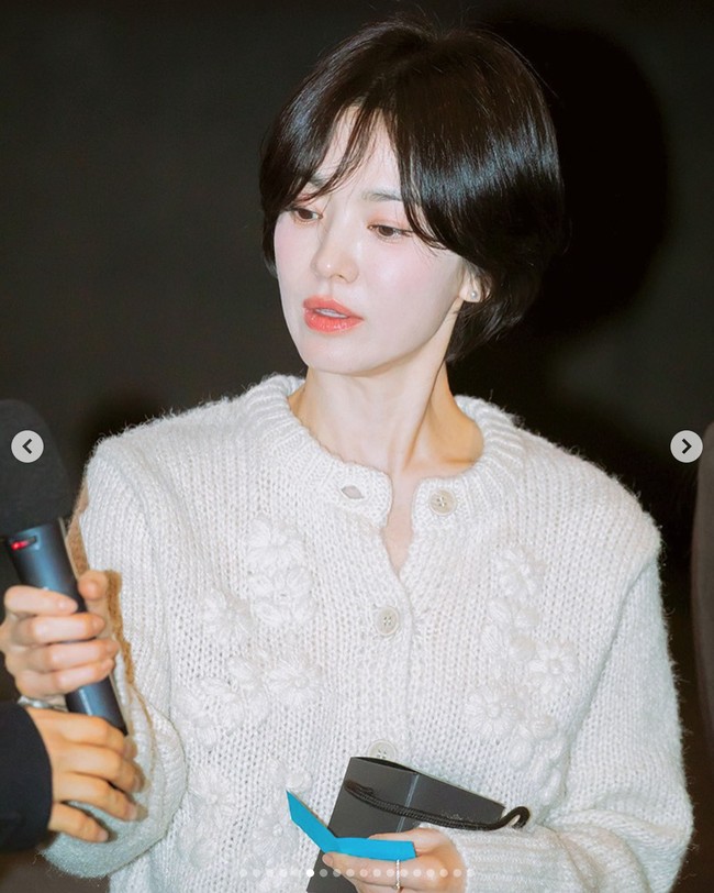 Setelah tampil dengan rambut pendek di drama Korea The Glory, Song Hye Kyo kembali memangkasnya untuk drama Korea Slowly But Intensely. Dia telah memulai proses syuting bersama Gong Yoo bulan ini. Foto: dok. Instagram @kyo1122