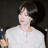 Setelah tampil dengan rambut pendek di drama Korea The Glory, Song Hye Kyo kembali memangkasnya untuk drama Korea Slowly But Intensely. Dia telah memulai proses syuting bersama Gong Yoo bulan ini. Foto: dok. Instagram @kyo1122