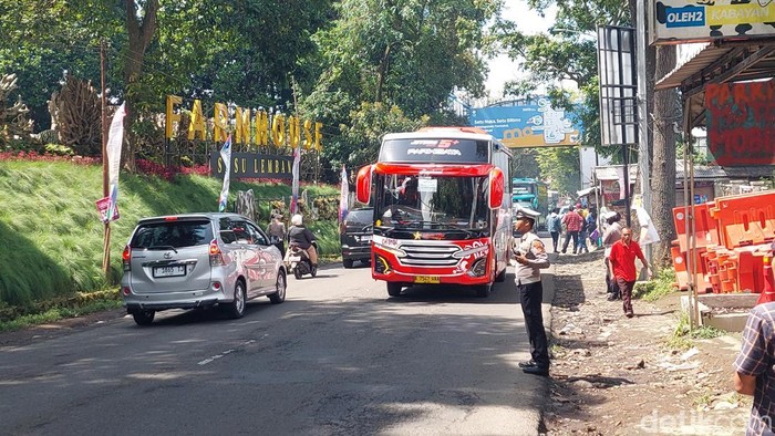 Suasana arus lalu lintas di kawasan wisata Lembang