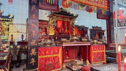 Suasana di Kelenteng Po Hwa Kong, kelenteng pertama di Kota Mataram yang berusia 221 tahun, Selasa (28/1/2025). (Nathea Citra/detikBali)