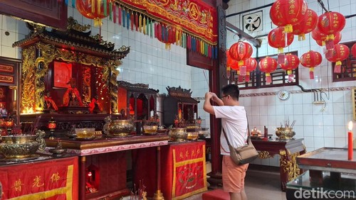 Suasana jelang pergantian Tahun Baru Imlek di Kelenteng Po Hwa Kong, di Lingkungan Bintaro, Ampenan, Kota Mataram, Selasa (28/1/2025). (Nathea Citra/detikBali)