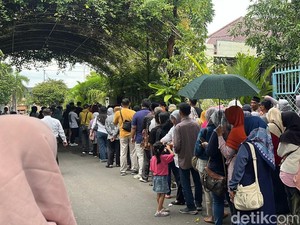 Rame Banget, Rumah Jokowi di Solo Masih Jadi Jujugan Turis, Layani dari Pagi