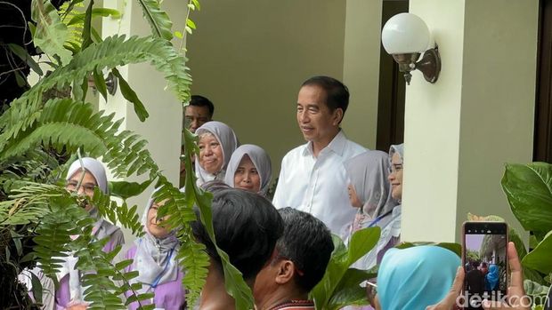 Suasana kediaman Jokowi saat libur Isra Miraj dan Imlek di Sumber, Banjarsari, Solo, Selasa (28/1/2025).