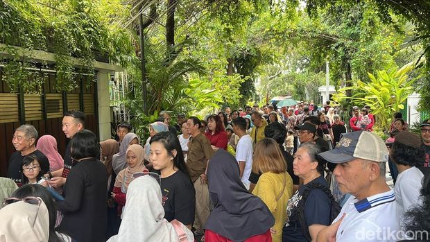 Suasana kediaman Jokowi saat libur Isra Miraj dan Imlek di Sumber, Banjarsari, Solo, Selasa (28/1/2025).