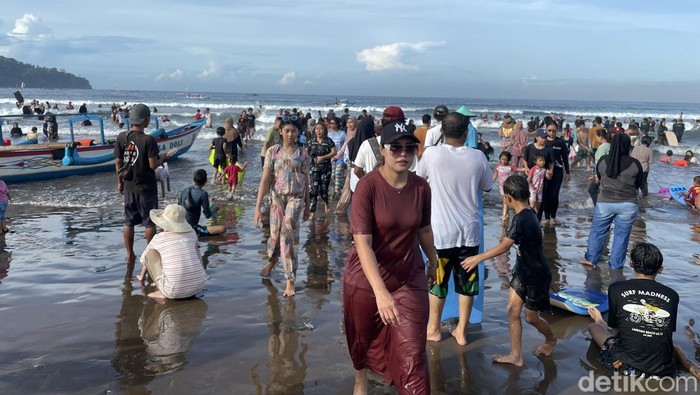 Suasana Pantai Pangandaran, Jawa Barat, Selasa (28/1/2025).