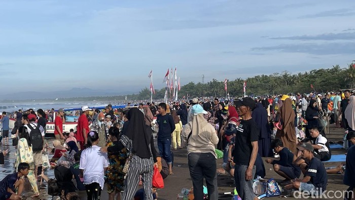 Suasana Pantai Pangandaran, Jawa Barat, Selasa (28/1/2025).