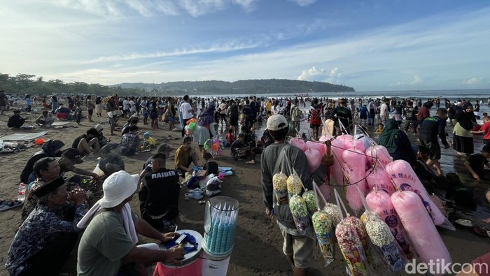 Suasana Pantai Pangandaran, Jawa Barat, Selasa (28/1/2025).