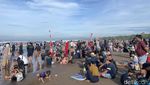 Potret Pantai Pangandaran Dipadati Wisatawan