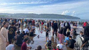 Potret Pantai Pangandaran Dipadati Wisatawan
