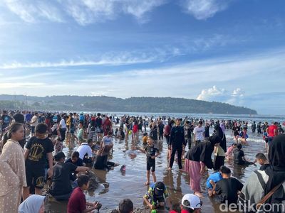 Potret Pantai Pangandaran Dipadati Wisatawan