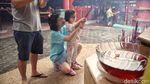 Suasana Sembahyang Jelang Imlek di Vihara Bahtera Bakti Ancol