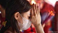 Warga keturunan Tionghoa berdoa di kawasan Vihara Bahtera Bakti, Ancol, Jakarta Utara, Selasa (28/1/2025).