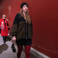 Taylor Swift hampir tidak pernah absen memberikan dukungan untuk Travis Kelce saat bertanding football. Kali ini, atlet 35 tahun tersebut membela timnya, Kansas City Chiefs melawan Buffalo Bills di Kejuaraan AFC, Minggu (26/01/2025). Foto: Getty Images/Aaron M. Sprecher