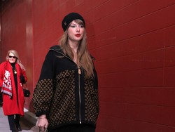 Gaya Taylor Swift Pakai Jaket Louis Vuitton Seharga Rp 81 Juta