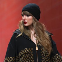 Taylor Swift tampak memakai jaket hitam dengan motif monogram ‘LV’ berwarna emas yang menghiasi bagian depan hingga lengan, seharga US$5,000 atau sekitar Rp 81 juta. Foto: Getty Images/Aaron M. Sprecher