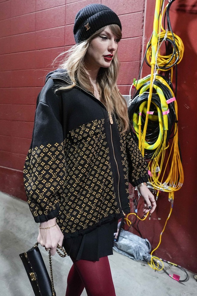 Dia melengkapi penampilannya dengan aksesori, juga keluaran Louis Vuitton, seperti topi beanie, stocking, dompet rantai dan sepatu boots yang totalnya seharga US$5,160 atau sekitar Rp 83 juta. Foto: AP/Ashley Landis