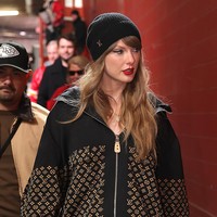 Untuk menyemangati sang kekasih, pelantun lagu ‘Bejeweled’ tersebut mengenakan busana dari brand Louis Vuitton dari atas sampai bawah. Foto: Getty Images/Aaron M. Sprecher