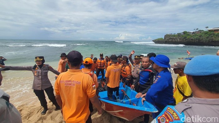 Tim SAR saat mengevakuasi korban meninggal dunia usai terseret ombak di Pantai Drini, Gunungkidul, Selasa (28/1/2025).