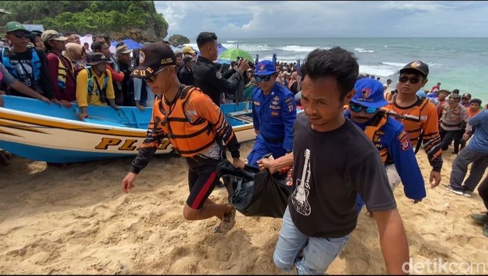 Tim SAR saat mengevakuasi korban meninggal dunia usai terseret ombak di Pantai Drini, Gunungkidul, Selasa (28/1/2025).