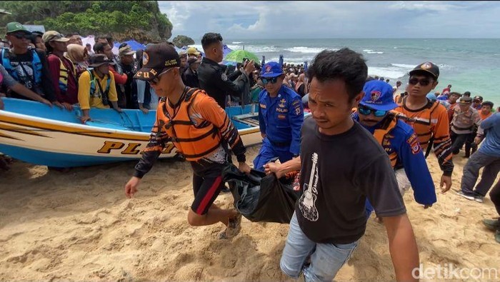 Tim SAR saat mengevakuasi korban meninggal dunia usai terseret ombak di Pantai Drini, Gunungkidul, Selasa (28/1/2025).