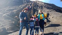 Anak tangga menuju puncak Bromo