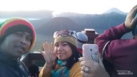 Berfoto di puncak Pananjakan.