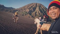 Menuju puncak Bromo.