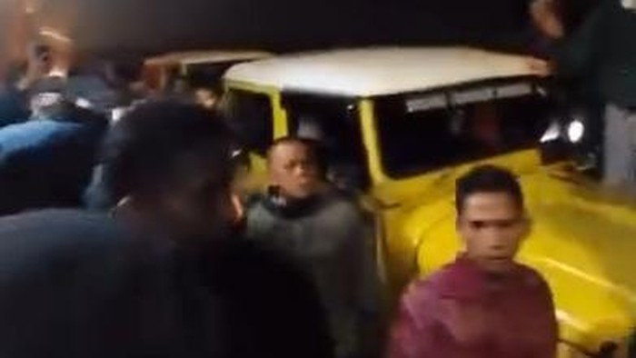 Viral antrean panjang cek tiket masuk Bromo di Pos Jemplang, Malang.