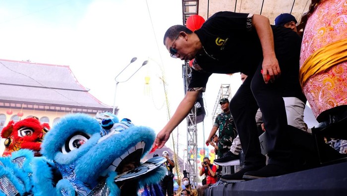 Wali Kota Solo Teguh Prakosa, saat membuka acara kirab Grebeg Sudiro di depan Pasar Gede, Kota Solo, Minggu (26/1/2025).