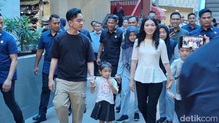 Wapres Gibran Rakabuming Raka bersama keluarga jalan-jalan di Pasar Atom Surabaya.