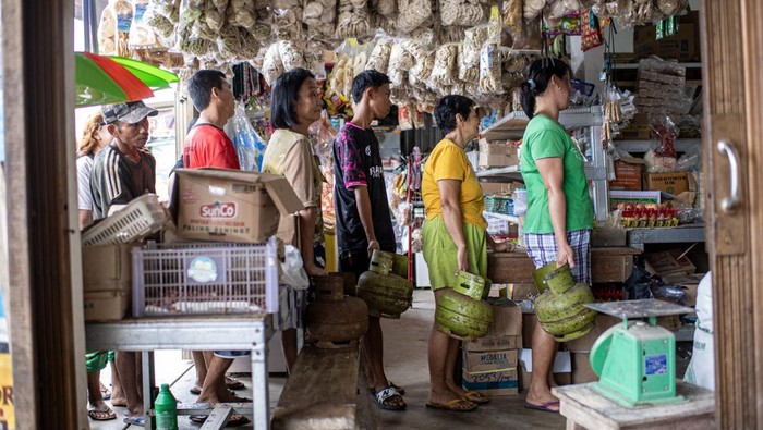 Warga Bangka Belitung Antre Panjang Beli Gas Elpiji 3 Kg Warga antre membeli gas elpiji 3 kg bersubsidi di salah satu pangkalan di Kecamatan Merawang, Kepulauan Bangka Belitung, Senin (27/1/2025). Pasokan gas elpiji 3 kg di daerah tersebut sempat terganggu akibat gelombang tinggi yang melanda perairan Bangka Belitung. ANTARA FOTO/Nova Wahyudi/rwa.